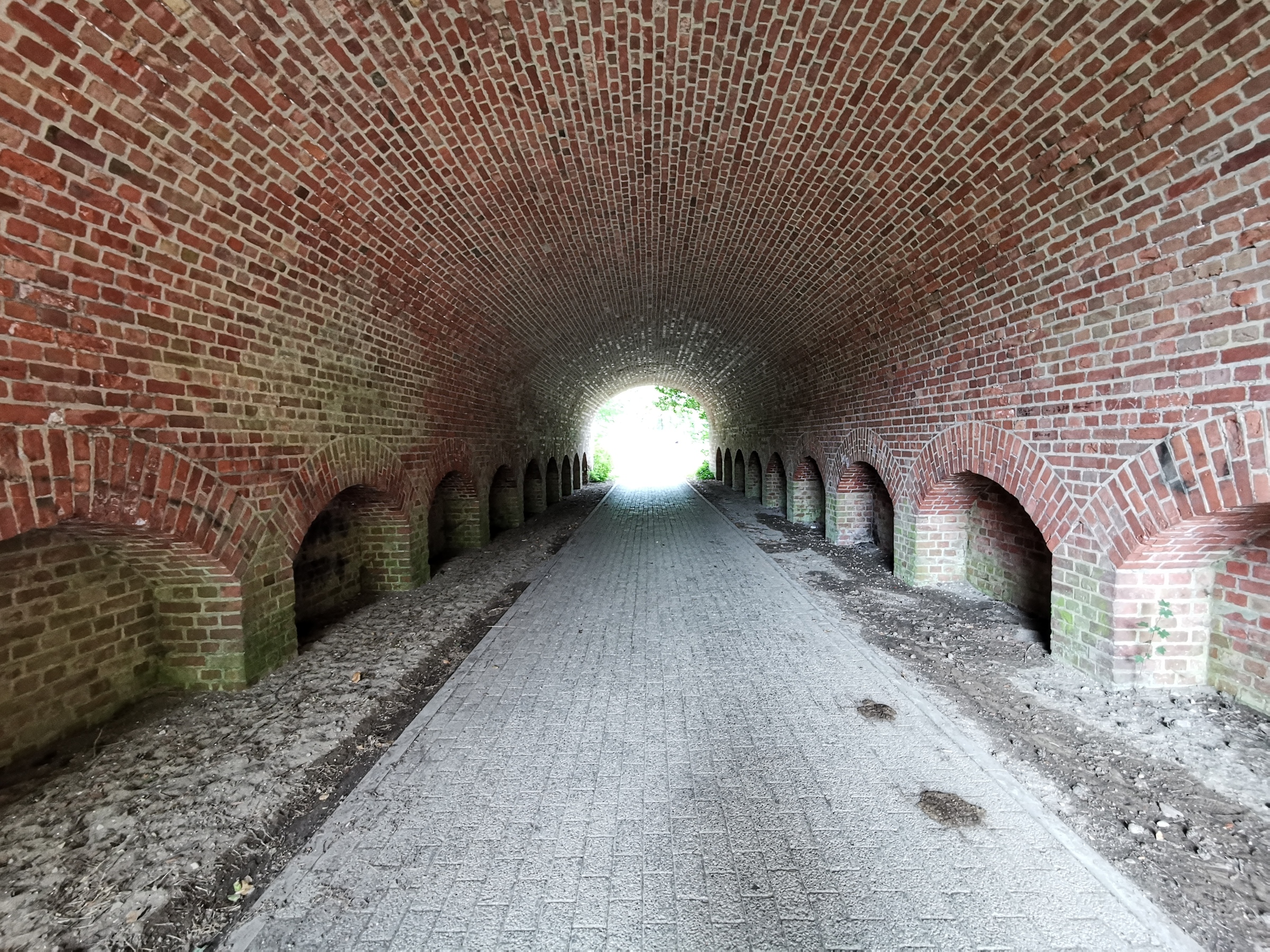 durch die Brücke