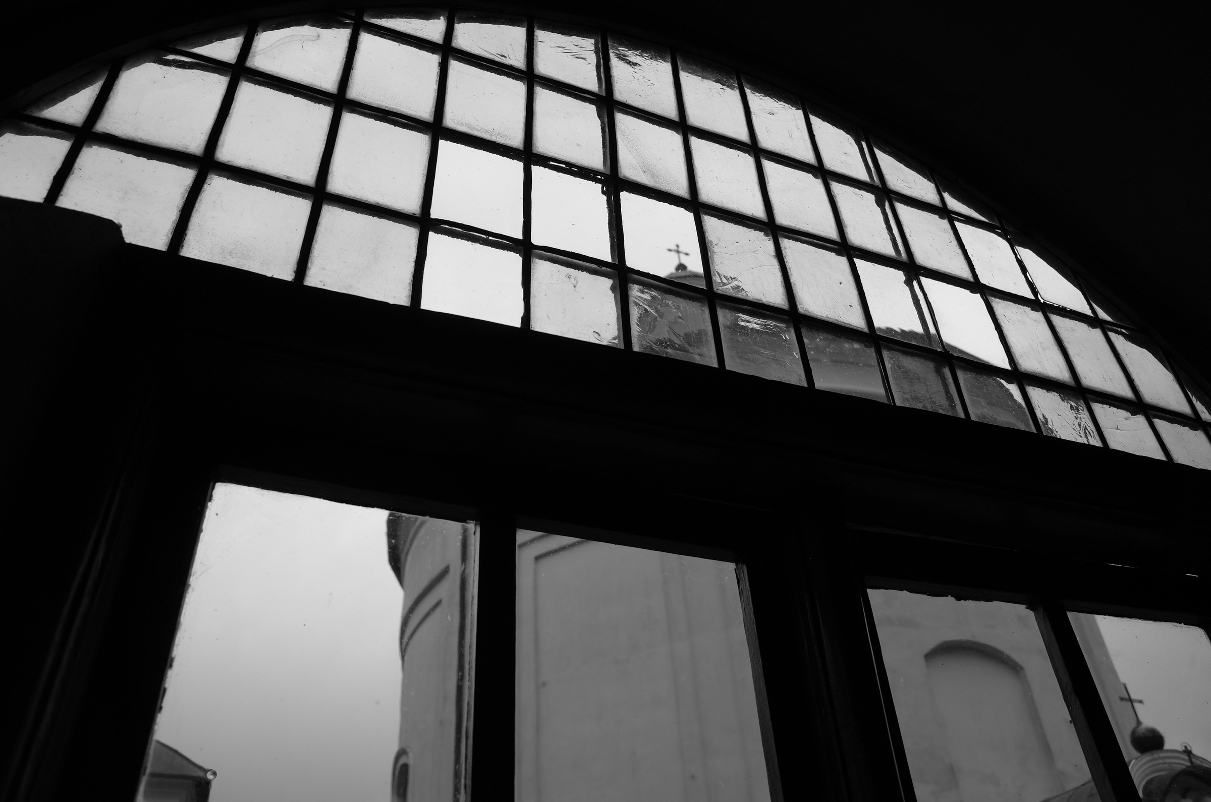 Kreuz hinter Gitter