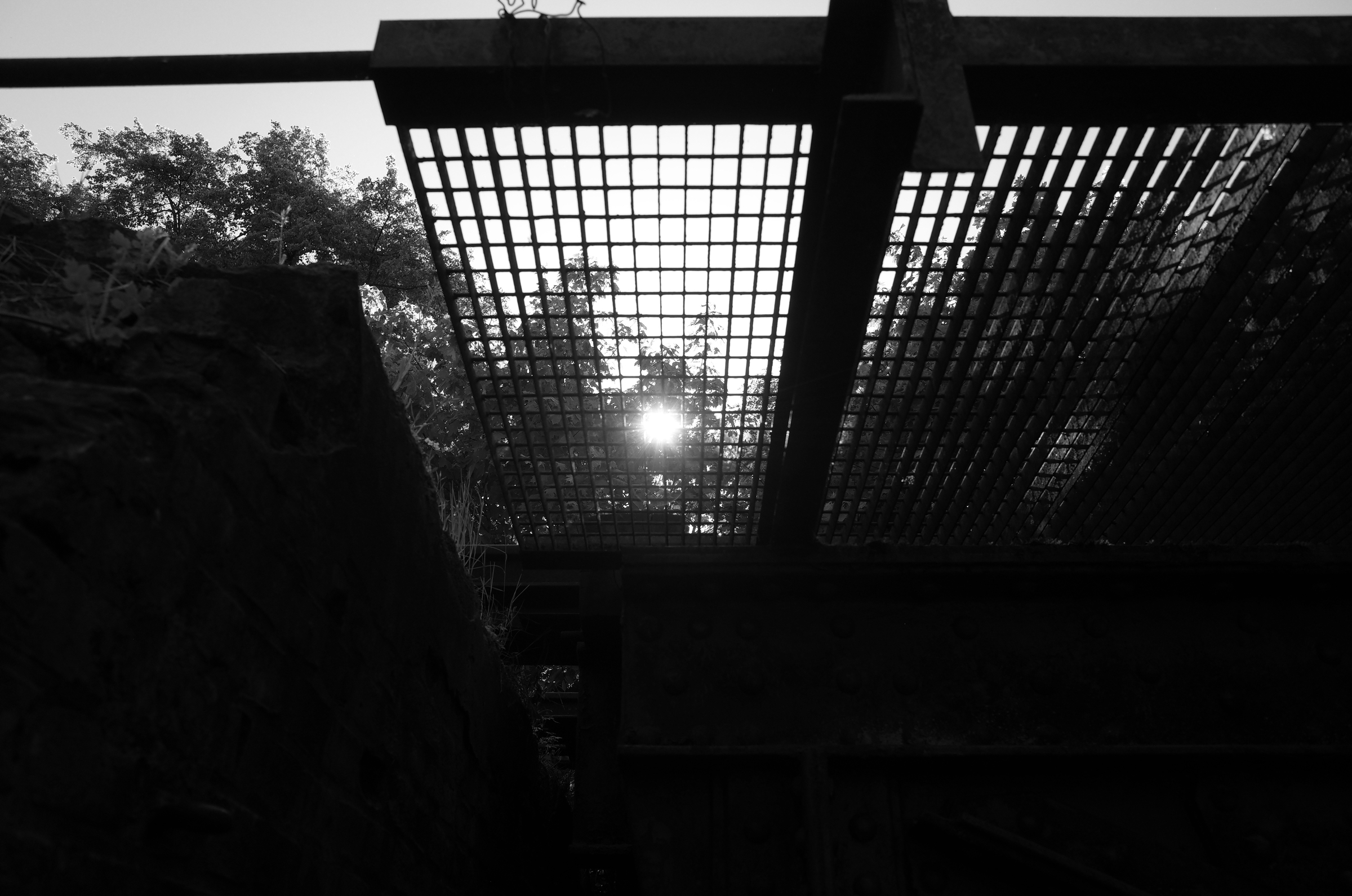 unter Gittern