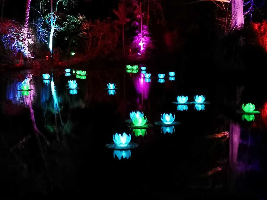 Waterkind mit Lichtern